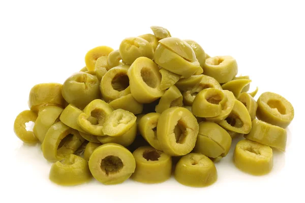 Un mazzo di anelli verdi di oliva tagliati — Foto Stock