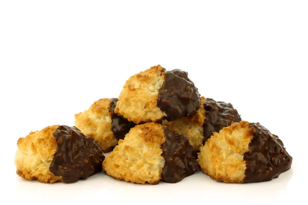 Tuoreita kookospähkinöitä ja suklaakeksejä — kuvapankkivalokuva