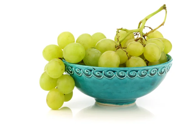Свежий белый виноград в украшенной бирюзовой чаше — стоковое фото