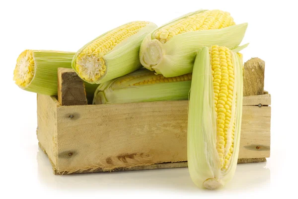 Corn on the cob in a wooden crate — Stock Photo, Image