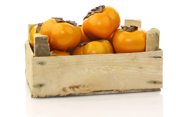 Fruits kaki frais dans une caisse en bois — Photo