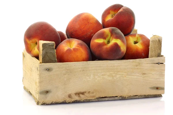 木製の箱で収穫された新鮮な桃 — ストック写真