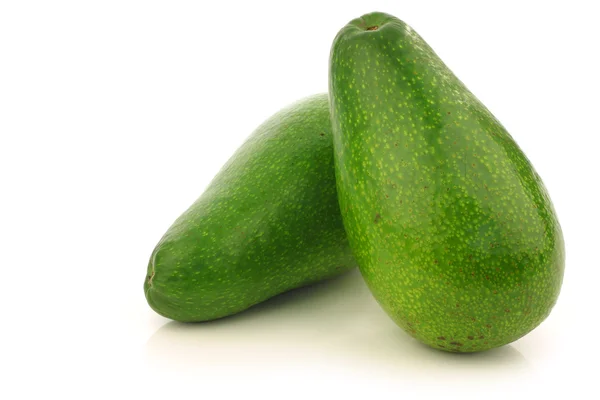 Twee verse en rijpe avocado's — Stockfoto
