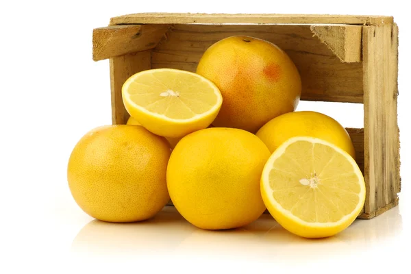 Жовтий і червоний грейпфрут і розрізаний — стокове фото