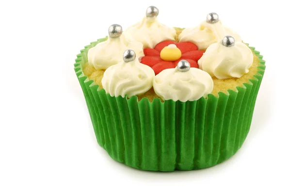 Hemlagad cupcake med prickar av grädde och silver godisbollarna — Stockfoto