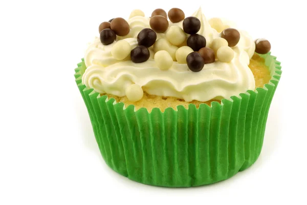 Zelfgemaakte cupcake met slagroom en chocolade ballen — Stockfoto