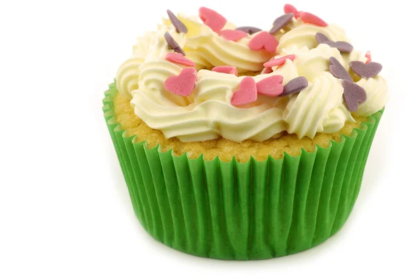Cupcake fait maison avec de la crème et des cœurs de bonbons colorés — Photo