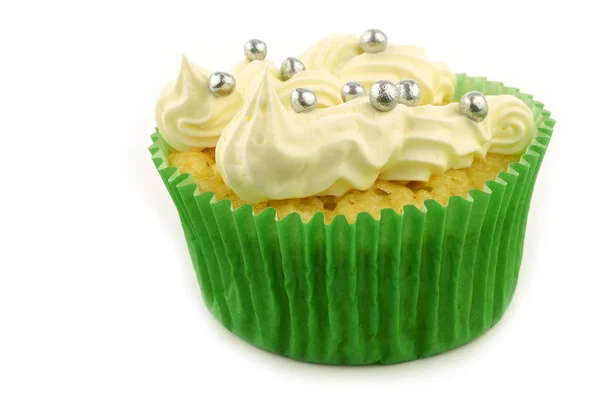 Hemlagad cupcake med grädde och godis silver bollar — Stockfoto