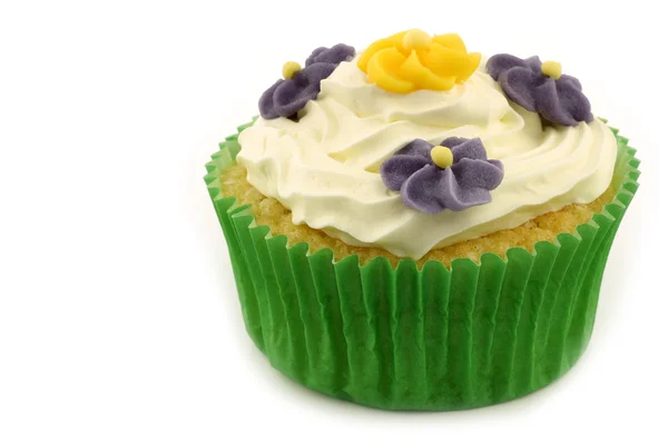Hausgemachter Cupcake mit Sahne und Bonbonblumen — Stockfoto