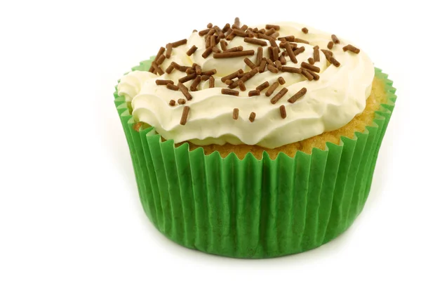 Hausgemachter Cupcake mit Sahne und Schokoladenstreusel — Stockfoto