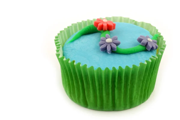Zelfgemaakte cupcake met kleurrijke bloemen — Stockfoto
