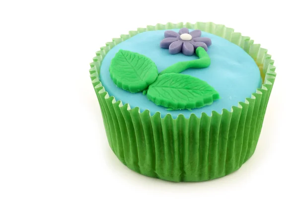 Cupcake fait maison avec une fleur colorée — Photo