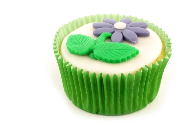 Σπιτικό cupcake με ένα πολύχρωμο λουλούδι — Φωτογραφία Αρχείου