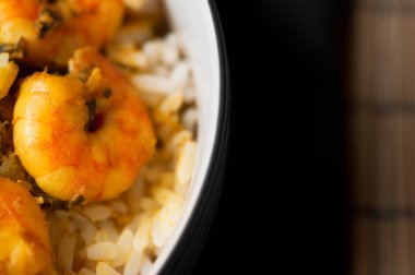 Curry karides pirinç - makro ve siyah arka plan 03