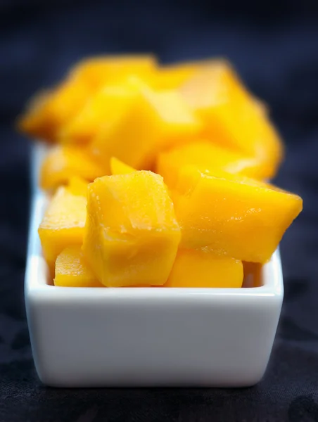 Mango kostky na bílé misky — Stock fotografie
