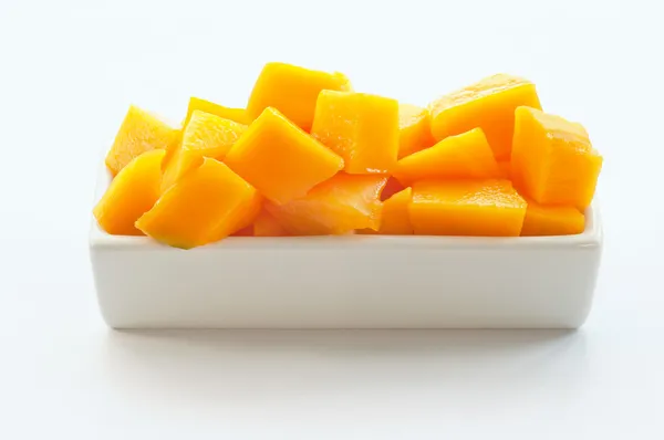 白い皿 01 上のマンゴーのキューブ — ストック写真