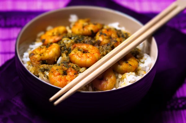 Curry Garnelen mit Reis - Makro- und schwarzem Hintergrund 10 — Stockfoto