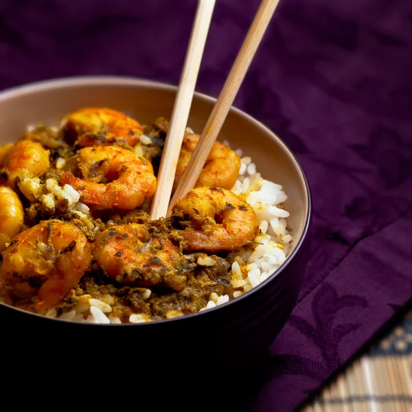 Langostinos al curry con arroz - Macro y fondo negro 07 — Foto de Stock