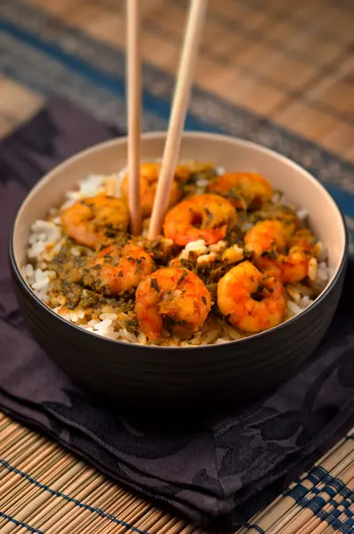 Langostinos al curry con arroz - Macro y fondo negro 06 — Foto de Stock