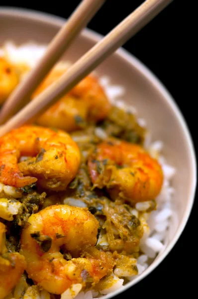 Curry Garnelen mit Reis - Makro und schwarzem Hintergrund 02 — Stockfoto