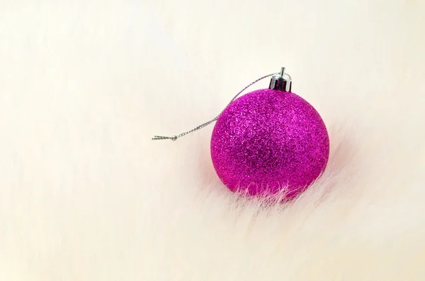 Christmas decoration - Single bauble on top of fur — Stock Photo, Image