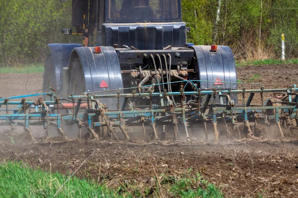 Traktor plöjer — Stockfoto