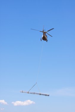 yük ile helikopter