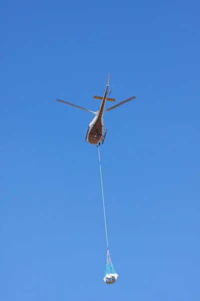 Vrtulník s náplní — Stock fotografie