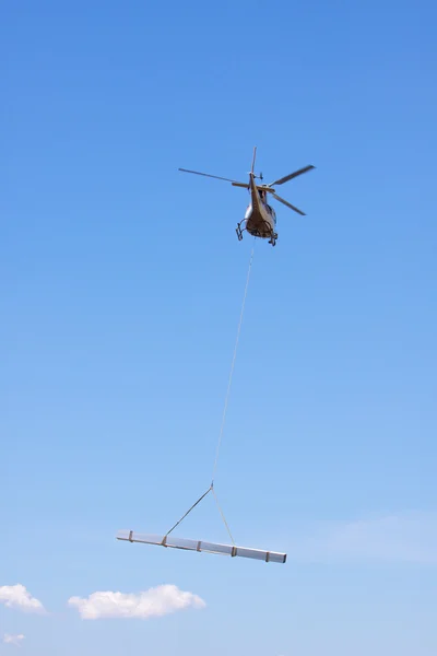 Ελικόπτερο με φορτίο — Φωτογραφία Αρχείου