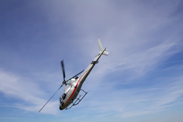 Vrtulník proti modré obloze — Stock fotografie