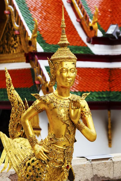 Zlatá socha na wat phra kaew v Bangkoku, Thajsko — Stock fotografie