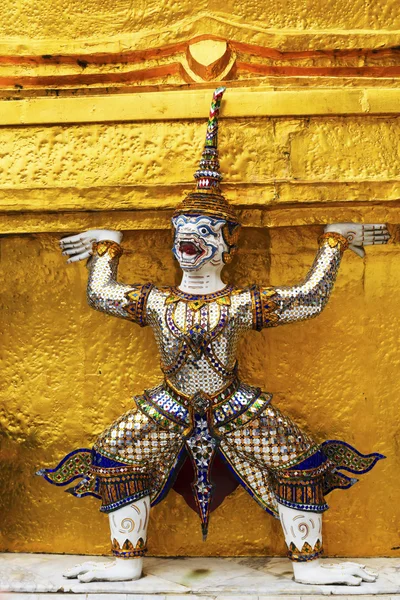Standbeeld in wat phra kaew in bangkok, thailand — Stockfoto