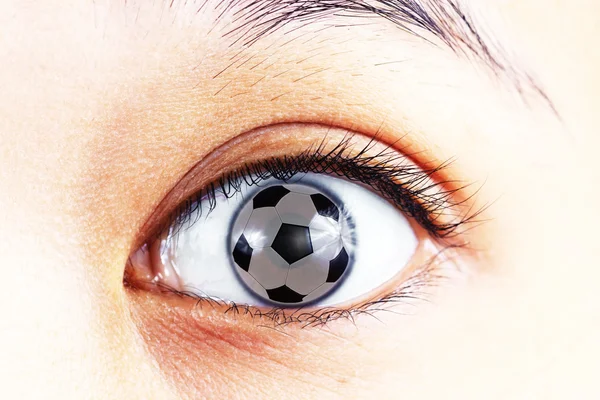 Bola de futebol no olho — Fotografia de Stock