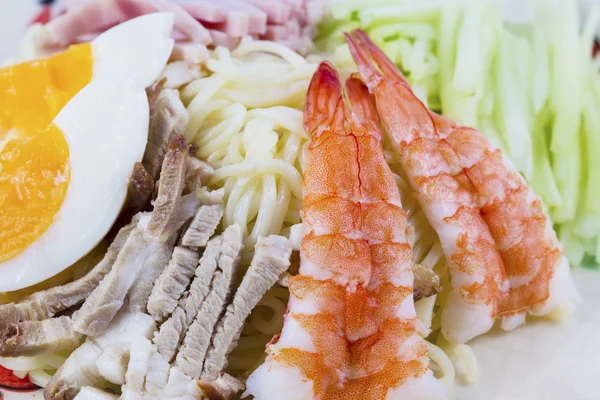 Japanische Ramen-Nudeln mit Garnelen, Schweinefleisch, Schinken und Eiern. — Stockfoto