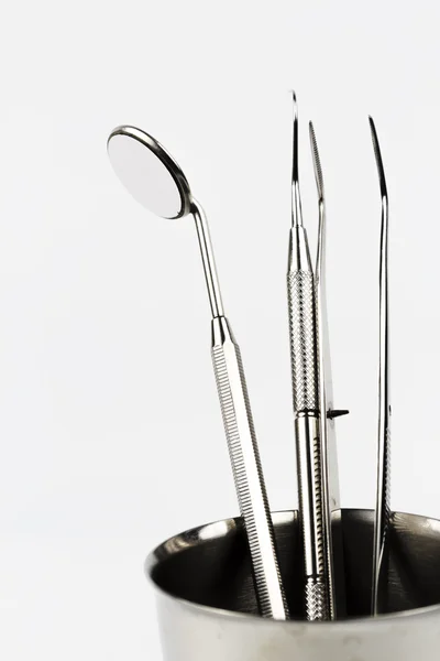 牙齿牙科护理的金属医疗设备工具一套 — 图库照片