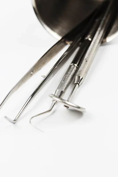 Zestaw narzędzi metalowych urządzeń medycznych do opieki stomatologicznej zębów — Zdjęcie stockowe