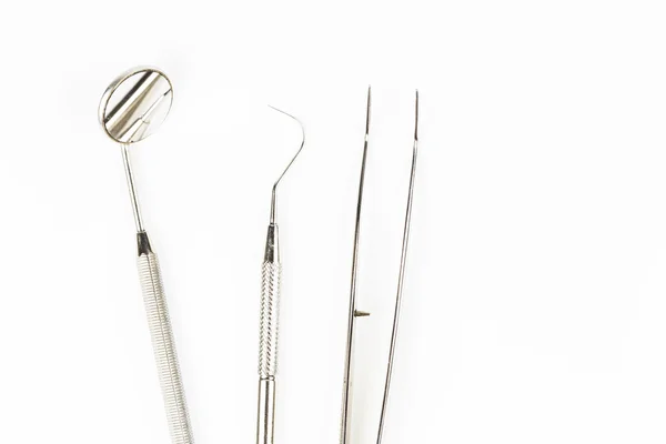 Juego de herramientas de equipos médicos metálicos para el cuidado dental de dientes — Foto de Stock