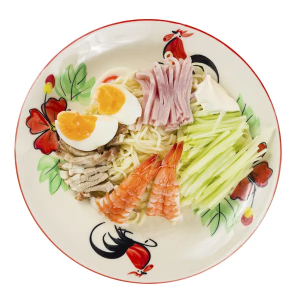 Японская лапша с креветками, свининой, ветчиной и яйцами . Стоковое Фото