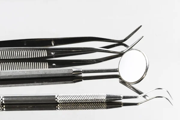 Set medizinischer Geräte aus Metall für die Zahnpflege — Stockfoto