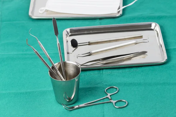 Комплект металлического медицинского оборудования для зубоврачебной помощи — стоковое фото