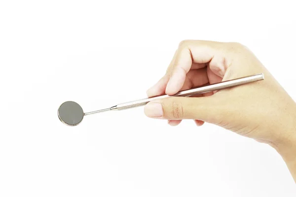 Mão com ferramentas de equipamentos médicos de metal para os dentes cuidados dentários — Fotografia de Stock