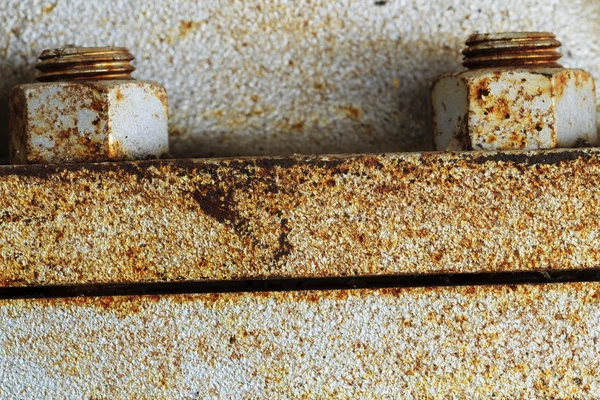Zardzewiałe śruby metalowe na tle drewna — Zdjęcie stockowe