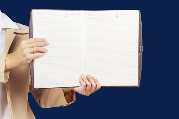 Bizneswoman gospodarstwa puste notebooka przed jej — Zdjęcie stockowe
