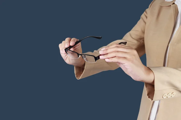 Mulher de negócios segurando óculos . — Fotografia de Stock