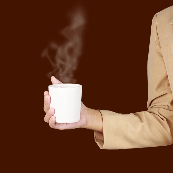 Mulher de negócios segurando uma xícara de café na mão . — Fotografia de Stock