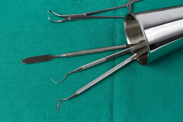 Set di attrezzature mediche in metallo per la cura dei denti — Foto Stock