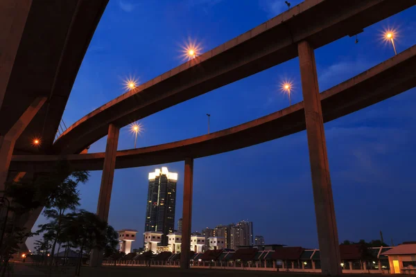 Architektura mega bhumibol průmyslové prsten mostu za soumraku v — Stock fotografie