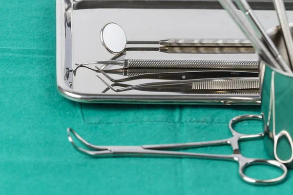 Zestaw narzędzi metalowych urządzeń medycznych do opieki stomatologicznej zębów — Zdjęcie stockowe