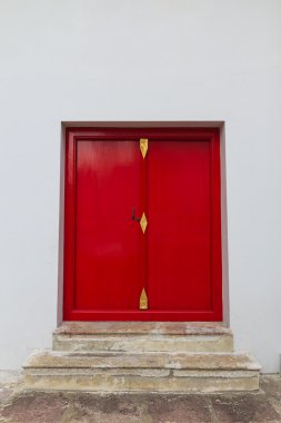 Kırmızı kapılı