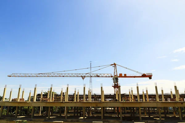Construcción de grúas y edificios en construcción contra el cielo azul —  Fotos de Stock